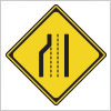 車線数の減少を表す道路標識
