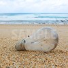 砂浜に転がる電球の写真、フリー素材データ