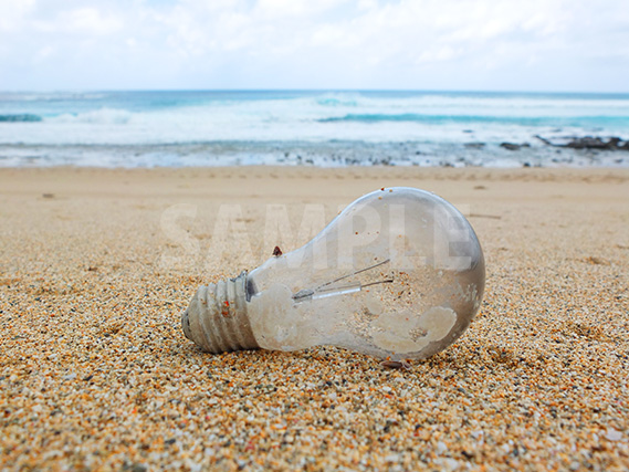 砂浜に転がる電球の写真 フリー素材データ 無料 商用可能 写真 テクスチャー フリー配布素材サイト