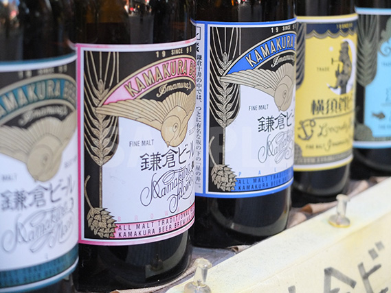 鎌倉の地ビール（瓶ビール）が並ぶ、フリー写真素材