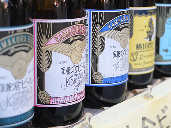 鎌倉の地ビール(瓶ビール)が並ぶ、フリー写真素材