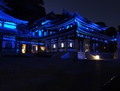 青色にライトアップされた鎌倉の長谷寺