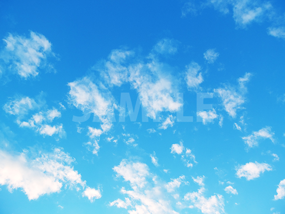 まばらに雲が散らばる青い空