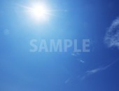 太陽光が降り注ぐ青空