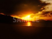 海に夕日が沈むサンセットの写真