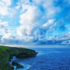 青い海と雲広がる空