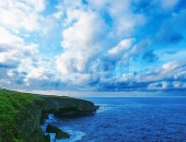 青い海と雲広がる空