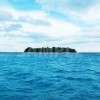 青い海に浮かぶ島