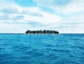 青い海に浮かぶ島