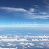 旅客機のエンジンと空と雲