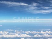 旅客機のエンジンと空と雲