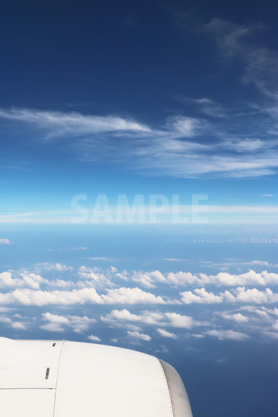 旅客機のエンジンと空と雲