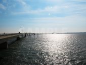 西日が落ちかかる伊良部大橋