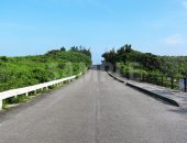 下地島の道路と青い空