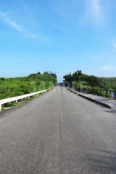 下地島の道路と青い空
