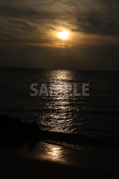 浜辺の海に沈む夕日