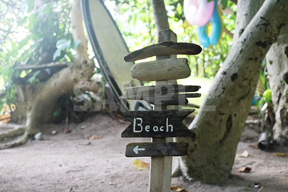 新城海岸のビーチへ誘導する木製サイン