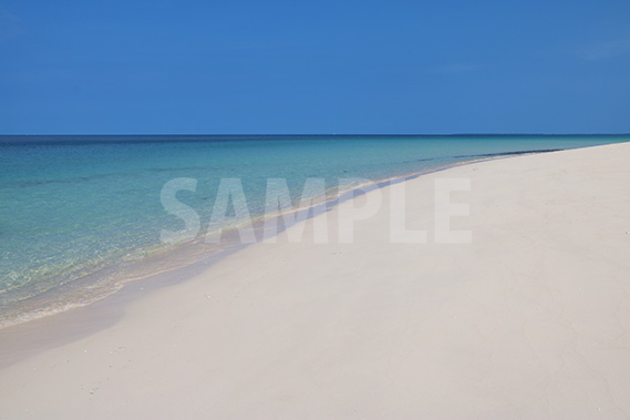 真っ白な砂浜が7kmも続く、与那覇前浜ビーチ