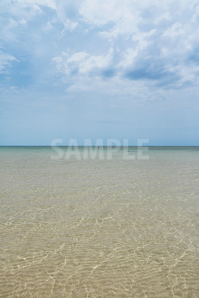 沖縄の透き通る海と青い空