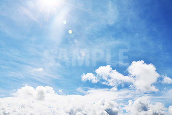 降り注ぐ太陽と青い空と雲