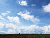 宮古島の豊かな自然と大きな雲