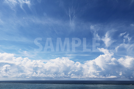 海の上に浮かぶ大きな雲と青空