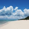 長間浜ビーチの青い海と大きな雲と青い空