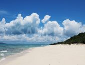 長間浜ビーチの青い海と大きな雲と青い空