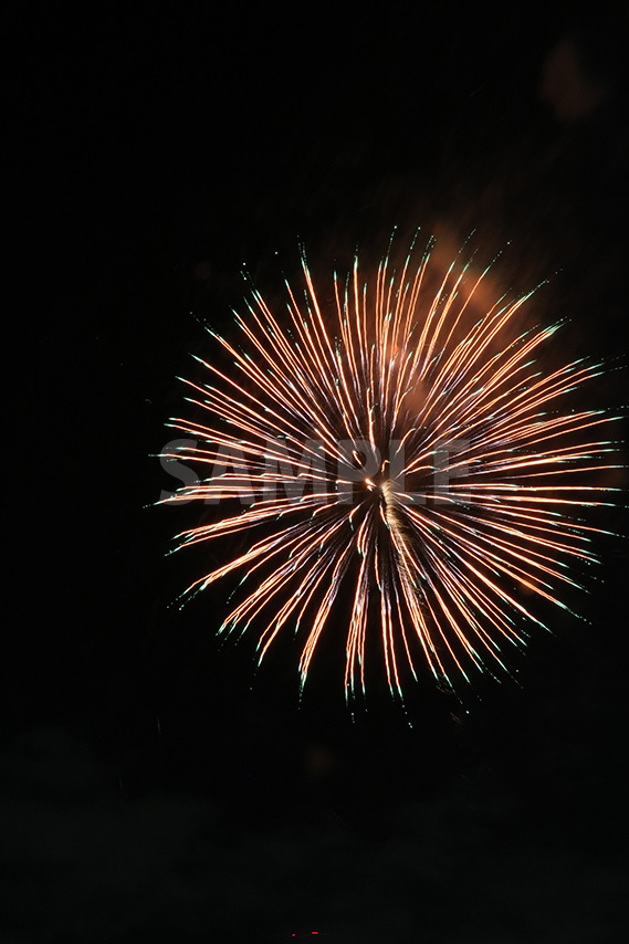 緑・オレンジ色の花火