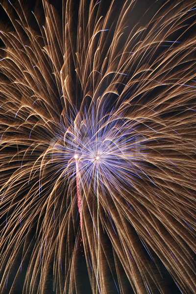 青・オレンジ色の打ち上げ花火