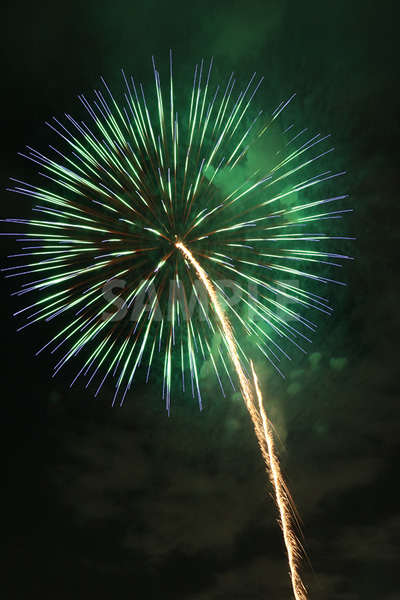 緑・青色の打ち上げ花火