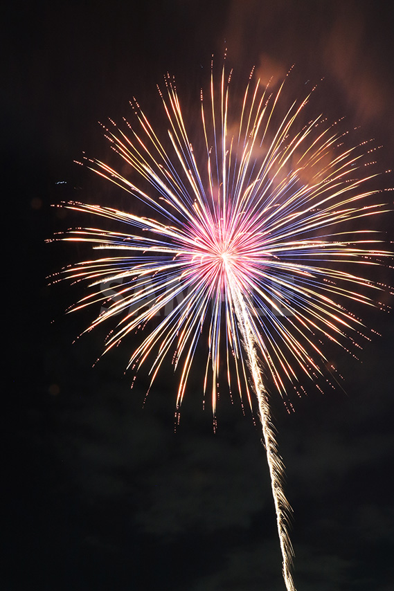 ピンク・青・黄色の打ち上げ花火