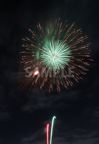 緑・赤の2つの打ち上げ花火