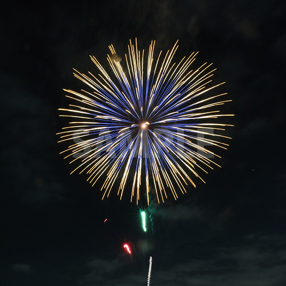 黄・青色の打ち上げ花火