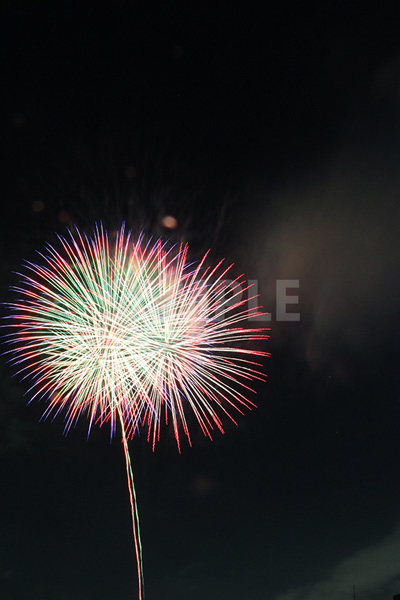 品よく重なる2つの打ち上げ花火