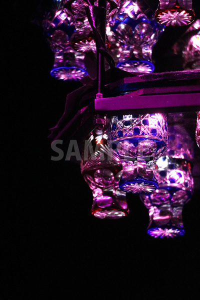 ライトアップされた江戸切子グラスの写真