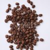 無造作に散らばるコーヒー豆を上から撮った写真