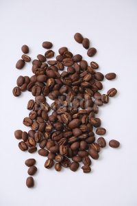 無造作に散らばるコーヒー豆を上から撮った写真