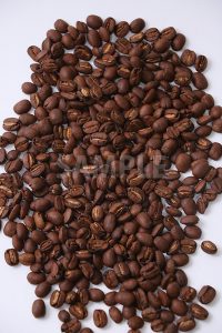 たくさん散らばるコーヒー豆を上から撮った写真