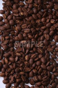 目一杯に散らばるコーヒー豆を上から撮った写真
