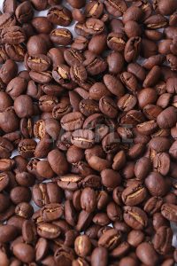敷き詰められたコーヒー豆を上から撮った写真