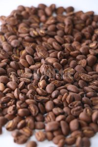 中央にピンのある明るめのコーヒー豆の写真