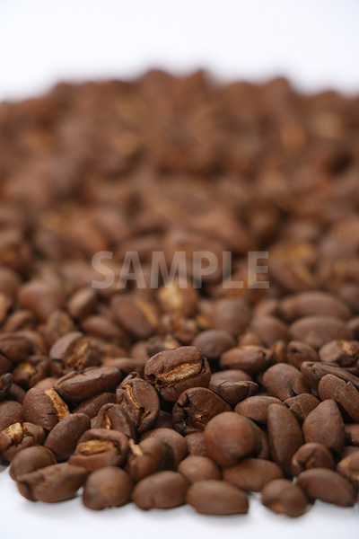 下部・手前にピンのあるコーヒー豆の写真