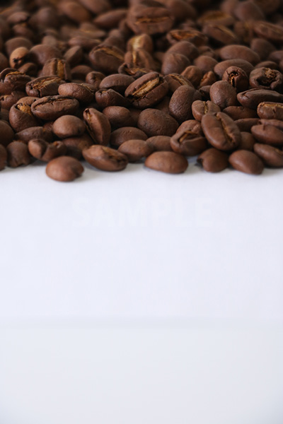 下に余白を設けたコーヒー豆の写真（縦）
