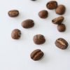 コーヒー豆が無造作に散らばる写真（縦）