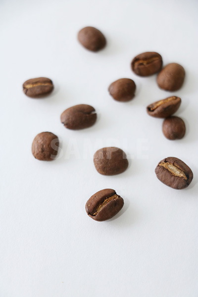 コーヒー豆が無造作に散らばる写真