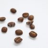 コーヒー豆が無造作に散らばる写真（横）