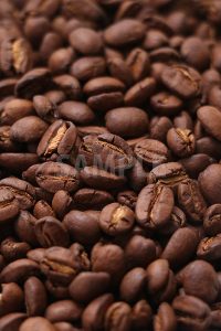 敷き詰められたコーヒー豆の写真