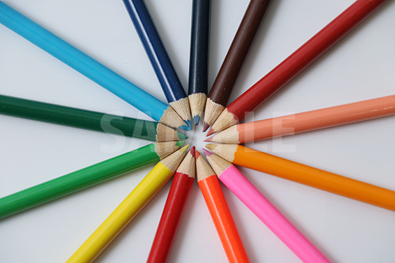 色鉛筆が放射状に並ぶ写真