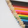 斜めに整列する色鉛筆の写真